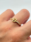 Anillo Inicial B con circones blancos  Oro amarillo 18k / Talla 7 / 1,69 Gr