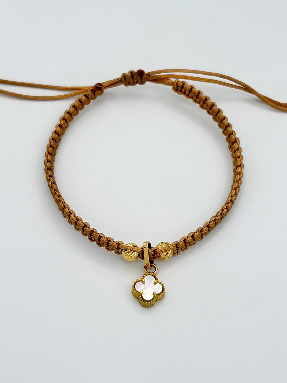 Pulsera tejida dije trebol blanco 2BD #4 hilo beige Oro amarillo 18k 0,72 Gr