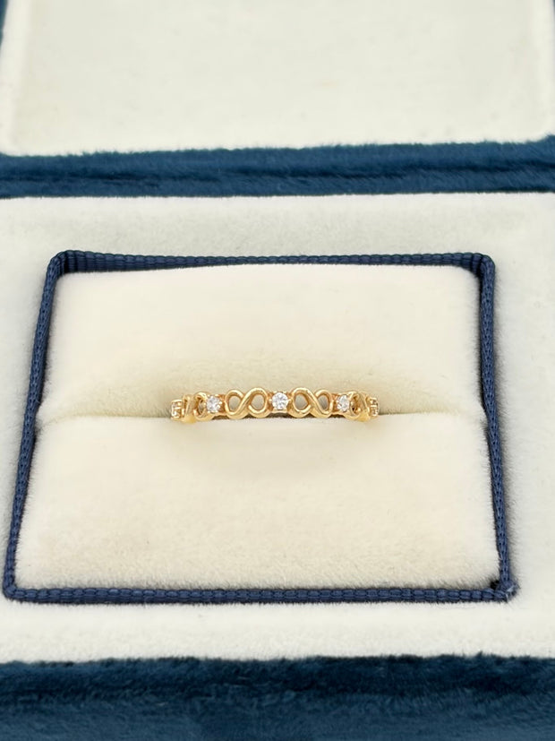 Anillo infinito circones blancos Oro amarillo 18k / Talla 5/2 / 0,85 Gr