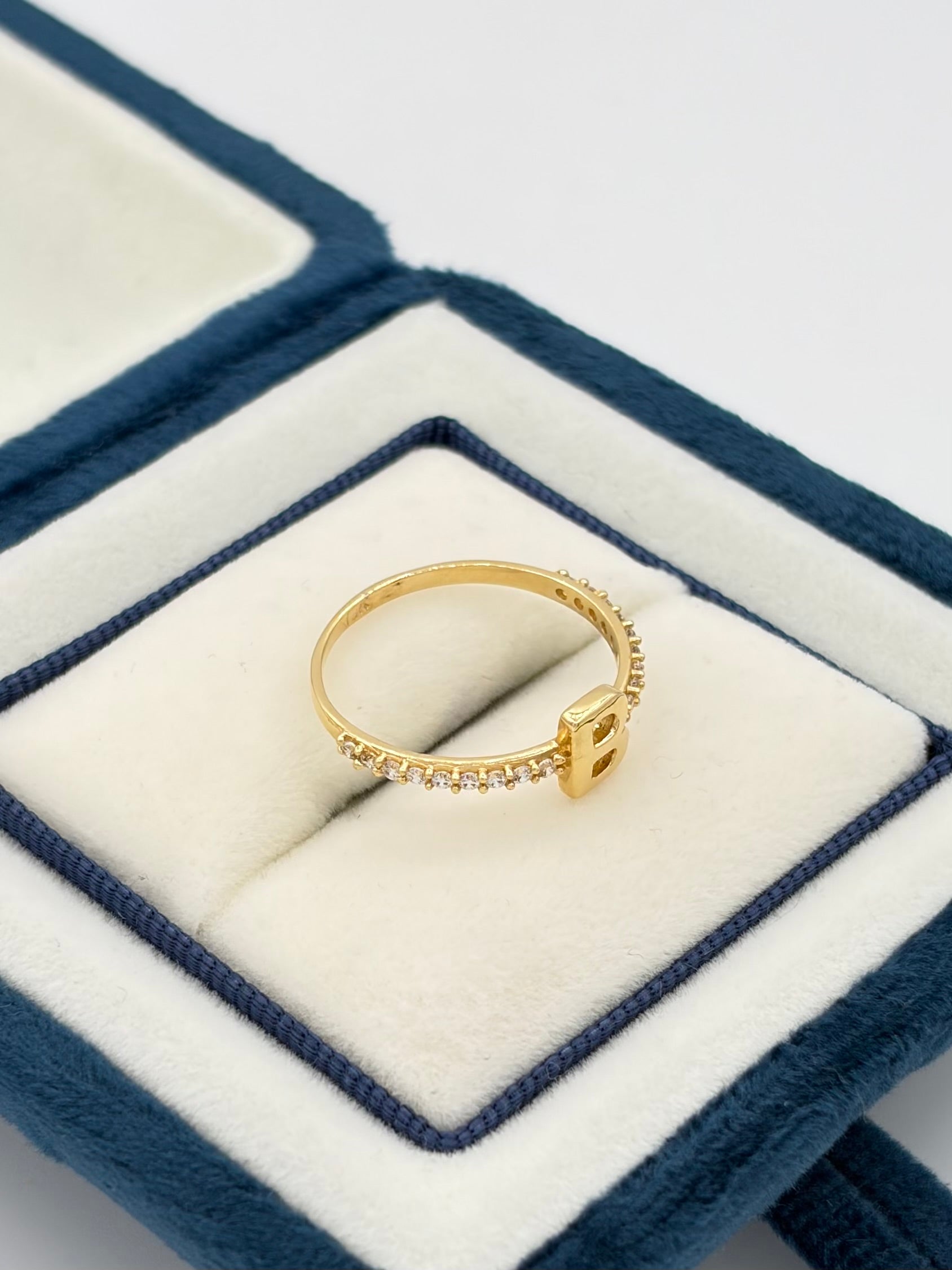 Anillo Inicial B con circones blancos  Oro amarillo 18k / Talla 7 / 1,69 Gr