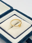 Anillo Inicial B con circones blancos  Oro amarillo 18k / Talla 7 / 1,69 Gr