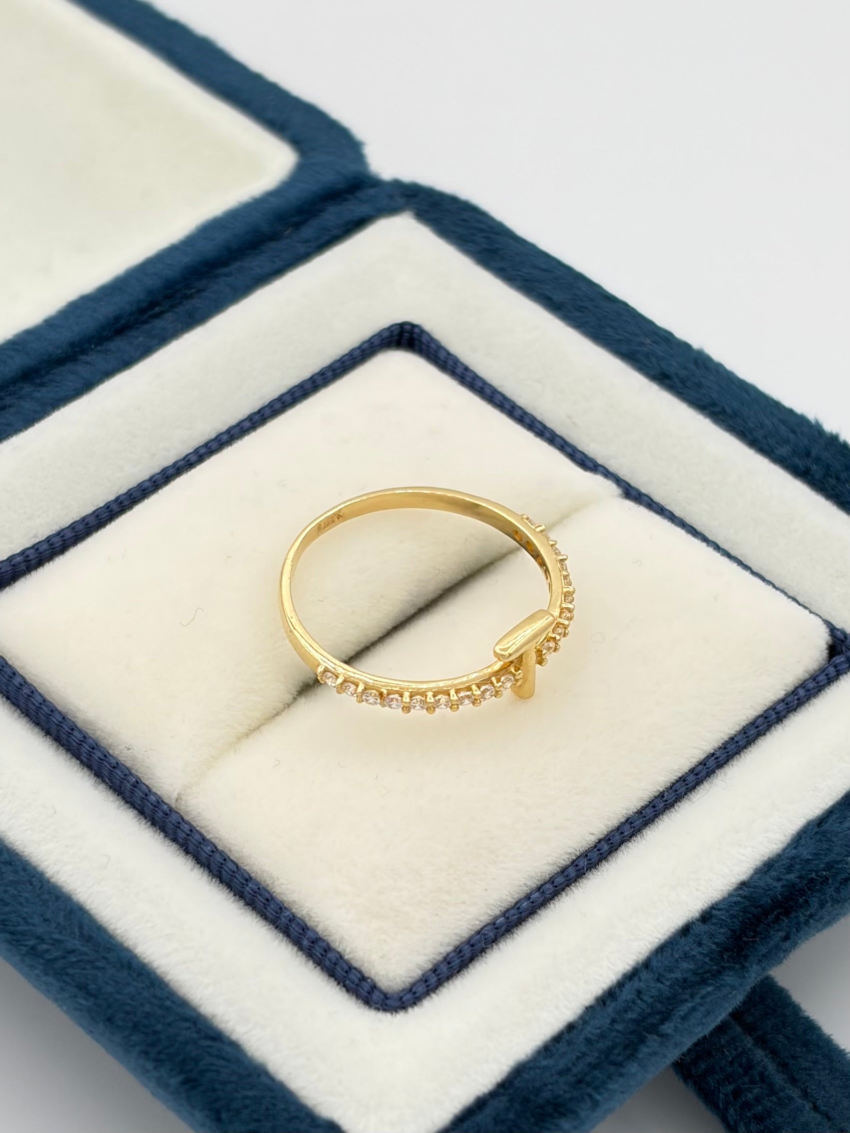 Anillo Inicial T con circones blancos  Oro amarillo 18k / Talla 6/2 / 1,51 Gr