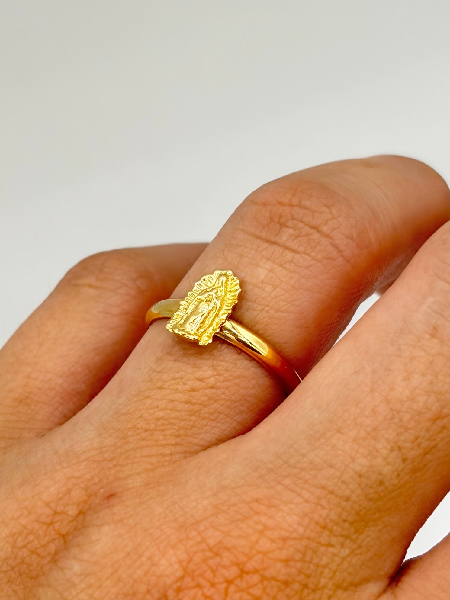 Anillo Virgen de guadalupe Oro amarillo 18k / Talla 7 / 1,11 Gr