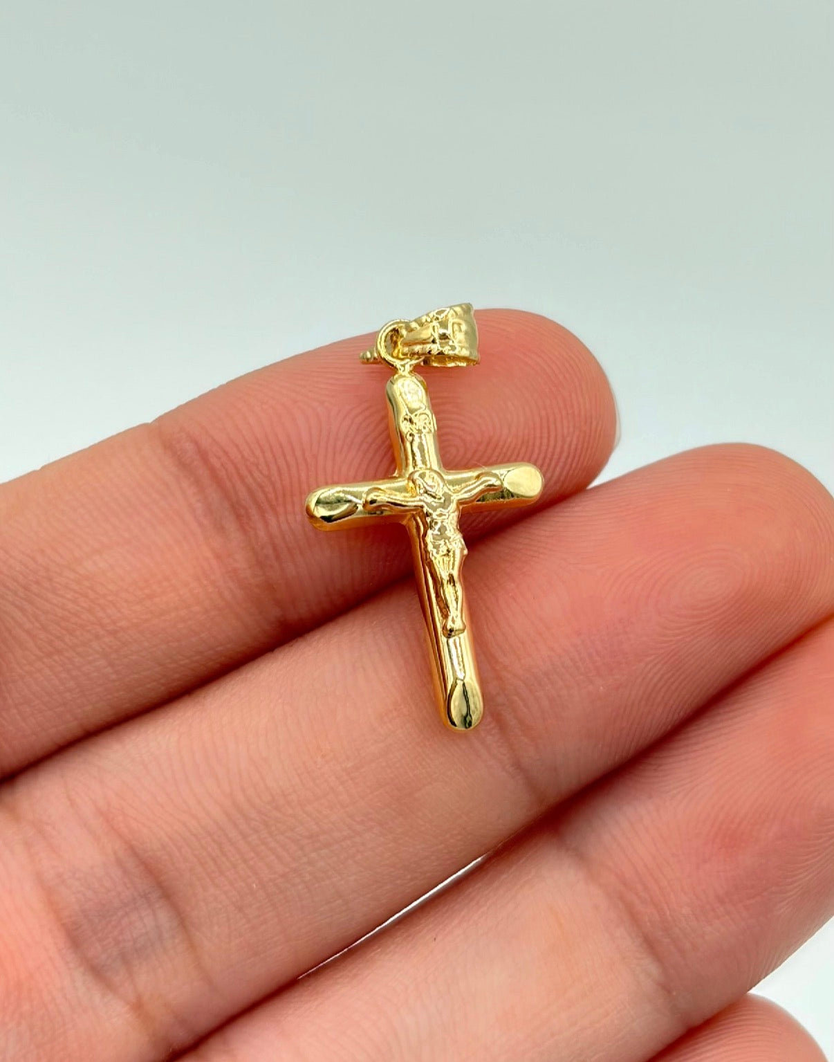 Dije Cruz cristo  Oro amarillo 18k 0,60 Gr / 1,2 Cm