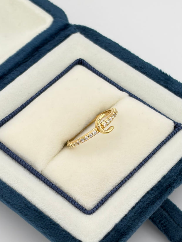 Anillo inicial C con circones  Oro amarillo 18k / Talla 6 / 1,59 Gr