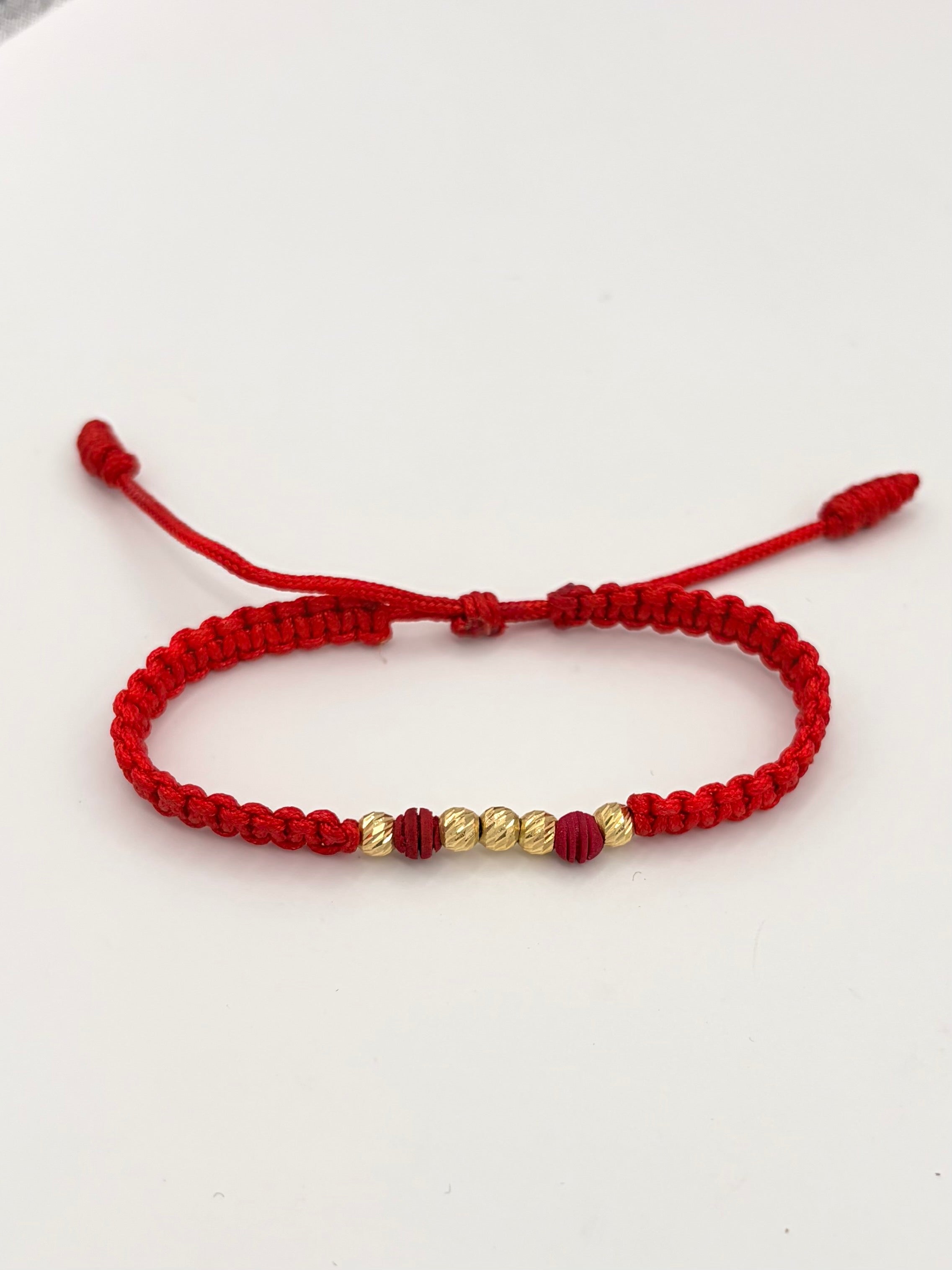 Pulsera tejida 5BD #4 balines neopreno rojos hilo rojo Oro amarillo 18k 0,35 Gr