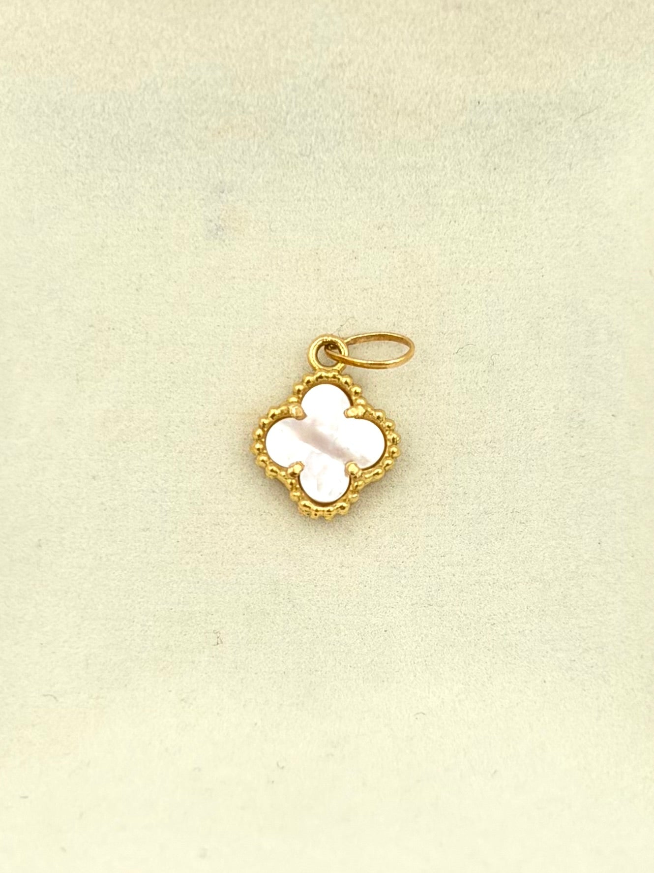 Dije Trebol blanco Oro amarillo 18k 1,19 Gr / 1 Cm