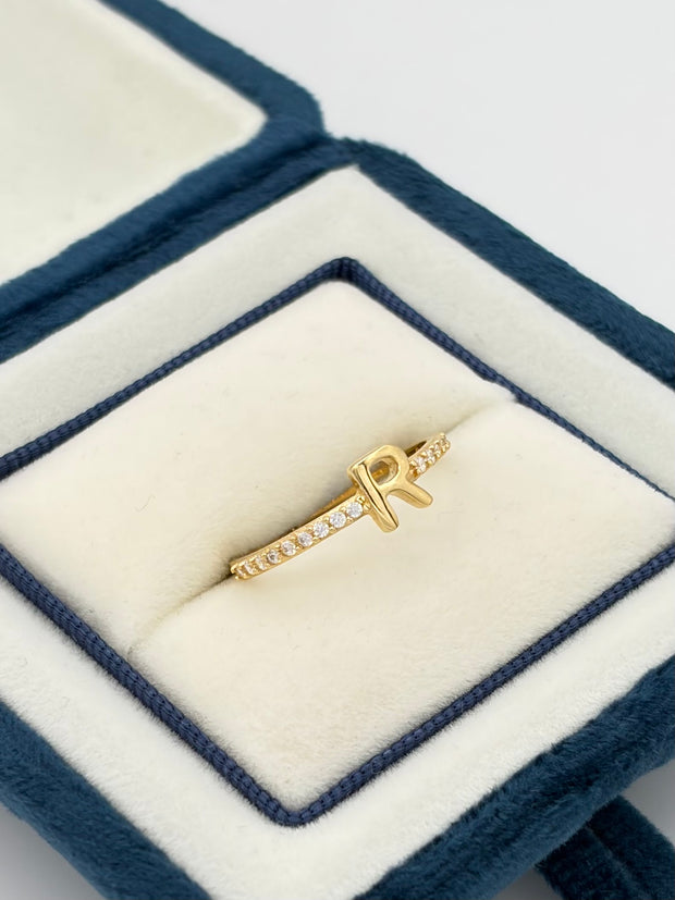 Anillo Inicial R con circones blancos  Oro amarillo 18k / Talla 7/2 / 1,63 Gr