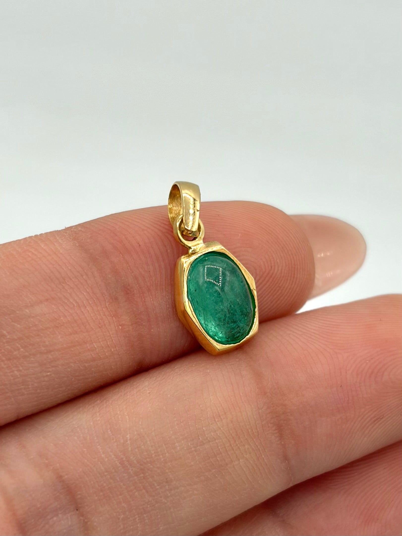 Dije Cabujon de esmeralda Oro amarillo 18k 0,75 Gr / 8 mm