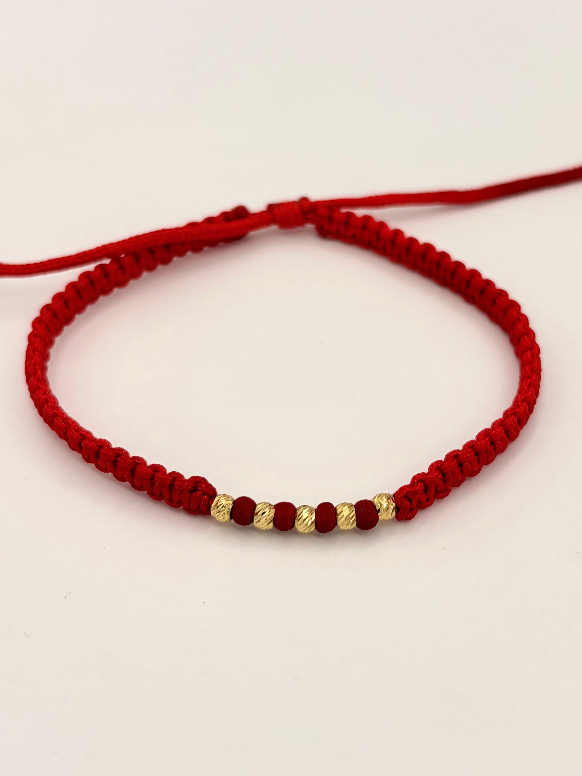 Pulsera tejida 5BD #3 balines de neopreno rojos hilo rojo Oro amarillo 18k 0,20 Gr