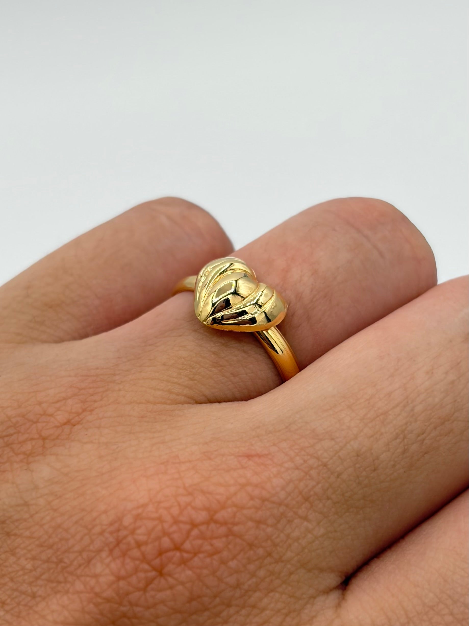 Anillo Corazon rayado Oro amarillo 18k / Talla 6/2 / 0,99 Gr