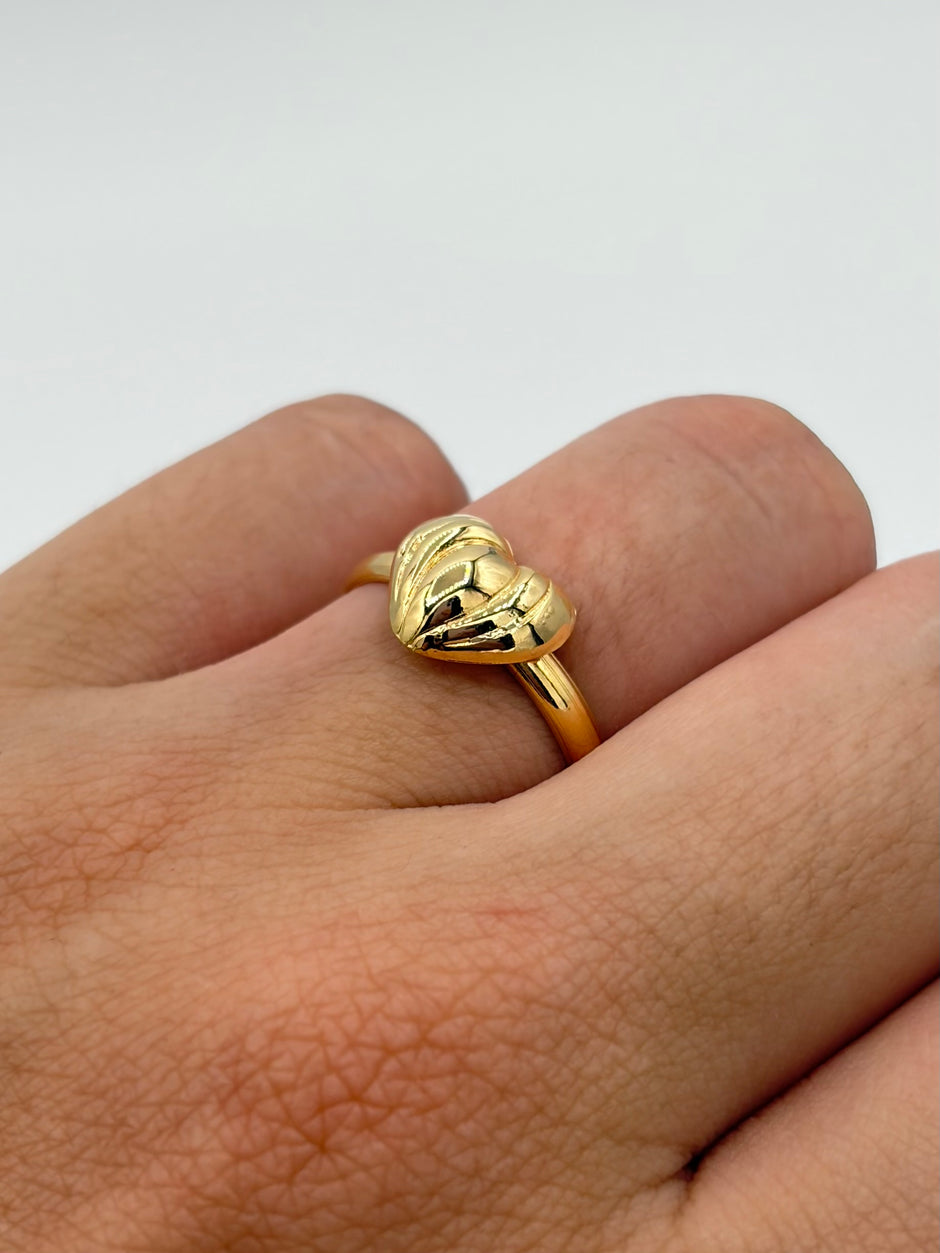 Anillo Corazon rayado Oro amarillo 18k / Talla 6/2 / 0,99 Gr