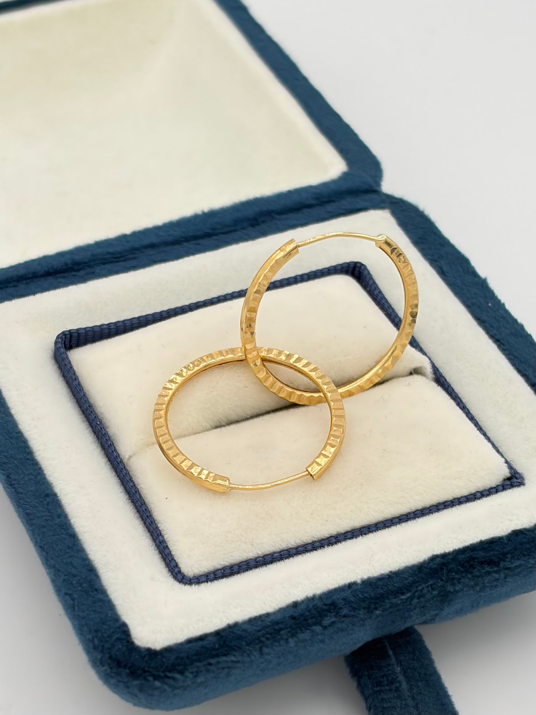 Candonga Broche escondido diamantada Oro amarillo 18k 1,91 Gr / 2,4 Cm
