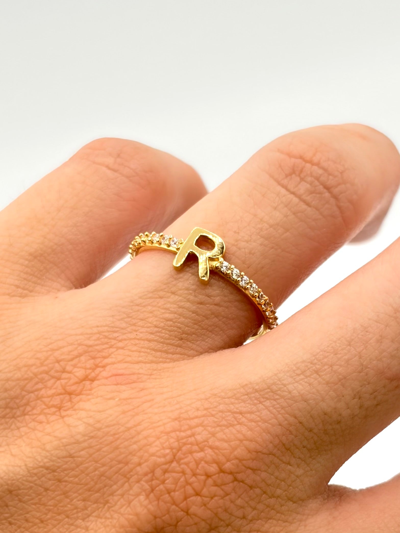 Anillo Inicial R con circones blancos  Oro amarillo 18k / Talla 7/2 / 1,63 Gr