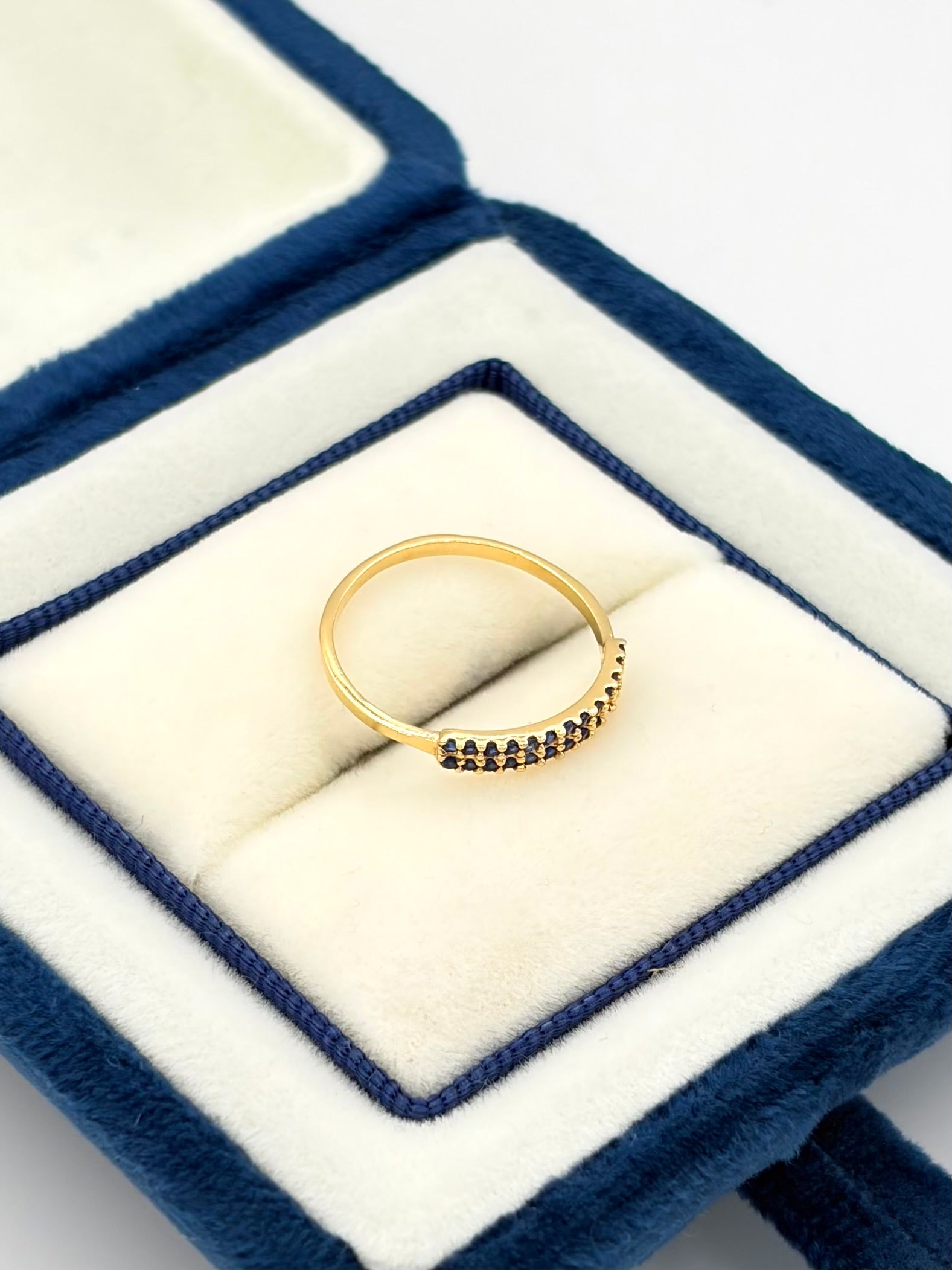 Anillo circones azules  Oro amarillo 18k / Talla 4/2 / 1,01 Gr