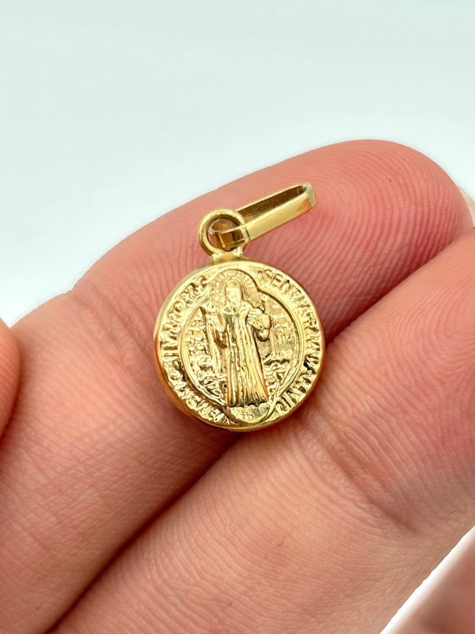 Dije San benito Oro amarillo 18k 0,60 Gr / 1 Cm