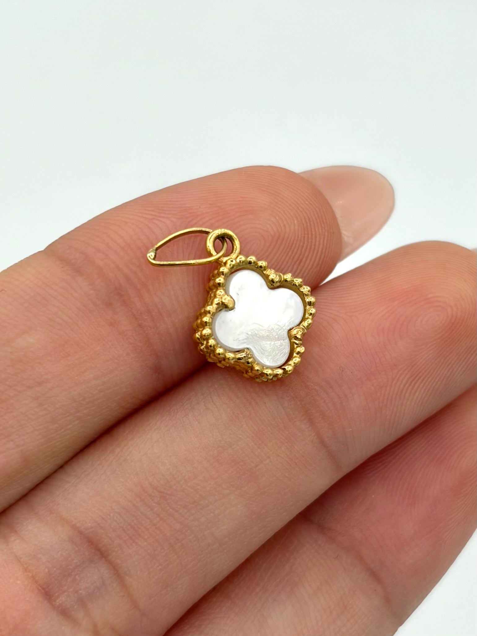 Dije Trebol blanco Oro amarillo 18k 1,08 Gr / 1 Cm