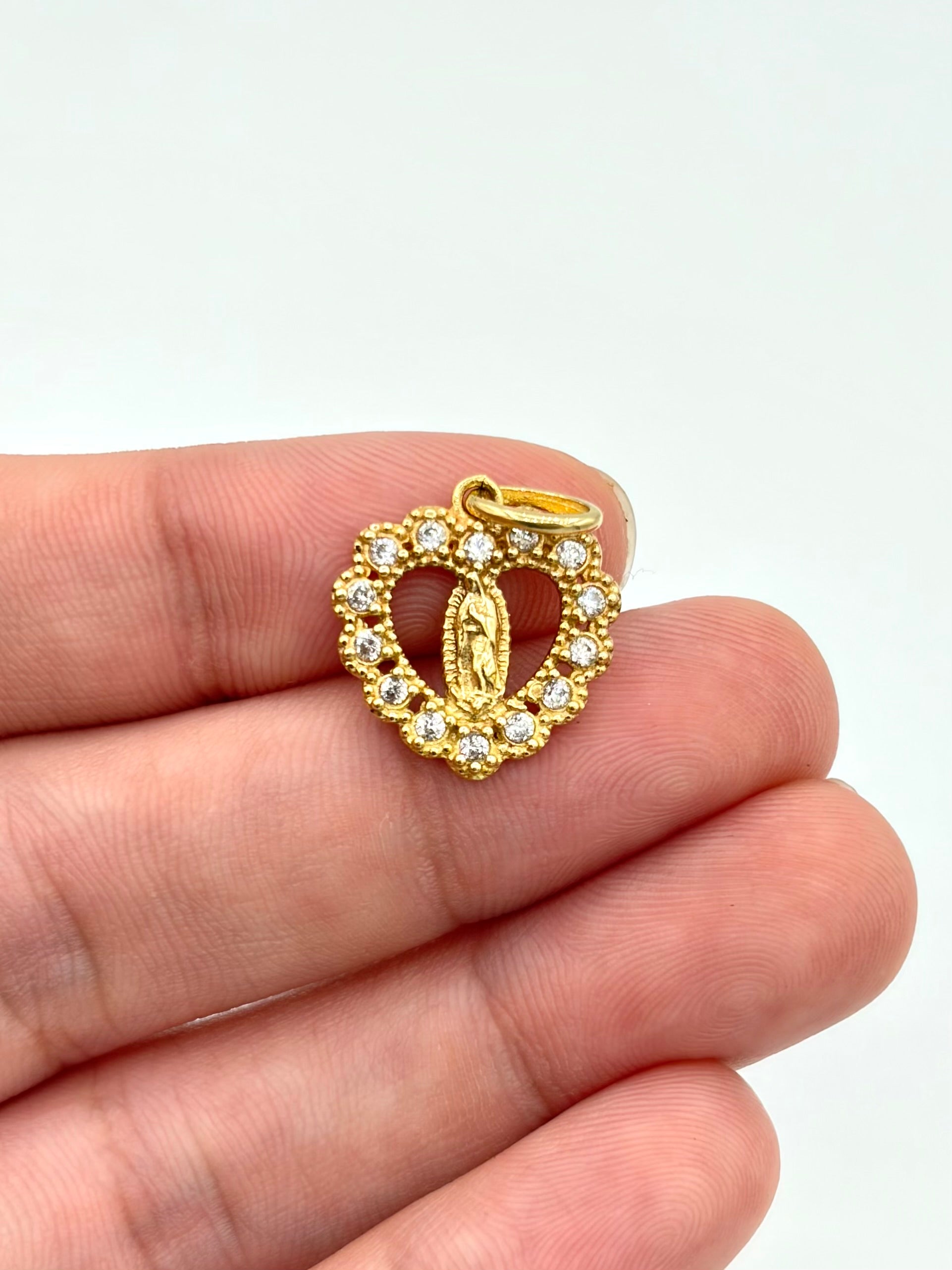 Dije silueta corazon virgen de guadalupe circones blancos Oro amarillo 18k 2,10 Gr / 10,0 mm / 2,3 Cm
