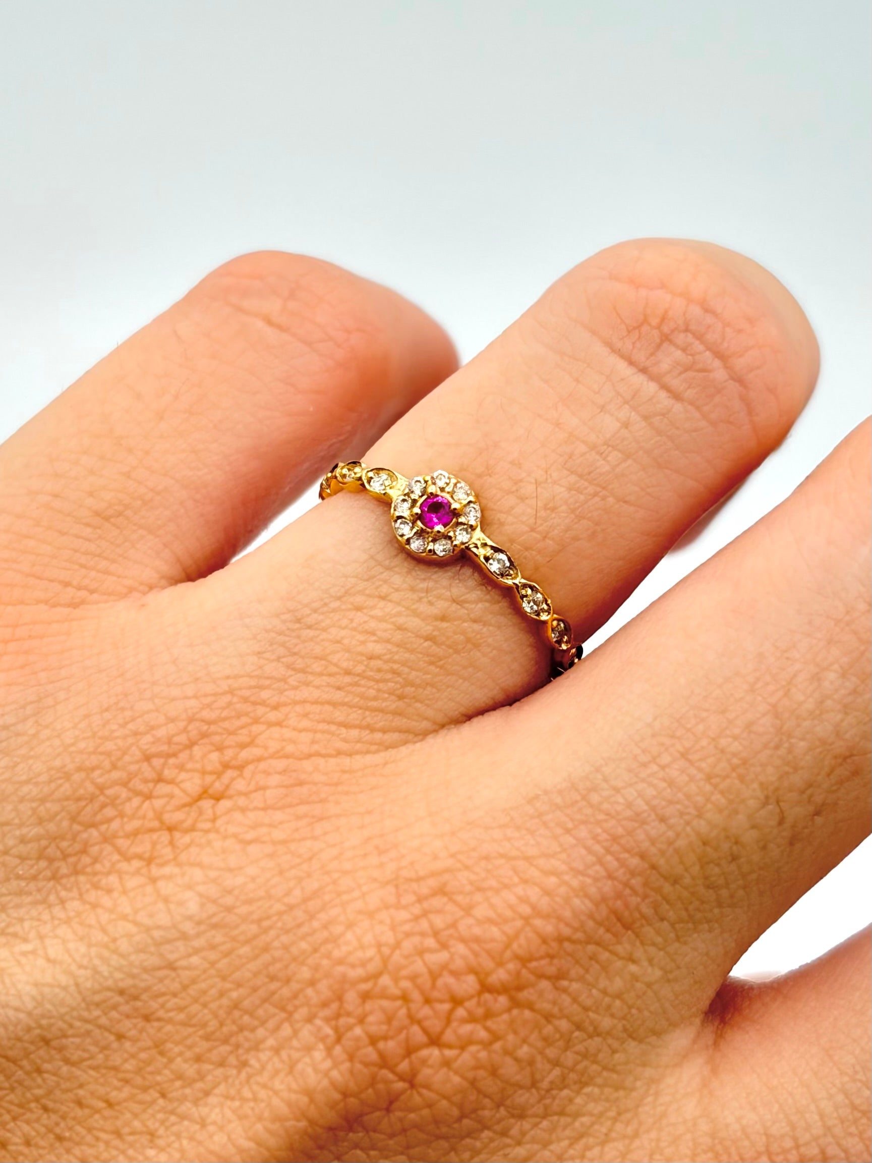 Anillo solitario circon fucsia  Oro amarillo 18k / Talla 6/2 / 1,42 Gr