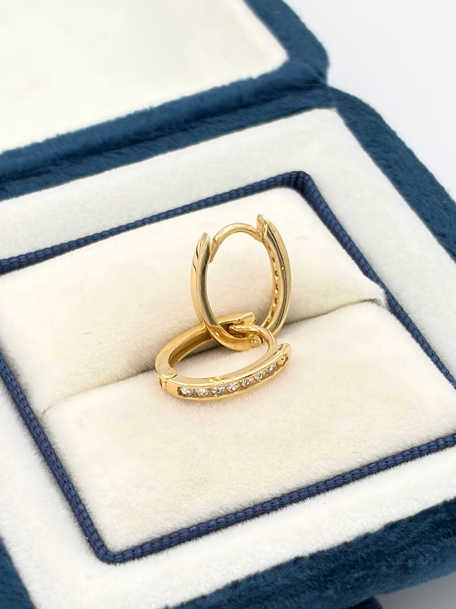Candonga Ovaladas circones blancos  Oro amarillo 18k 2,17 Gr / 1,1 Cm
