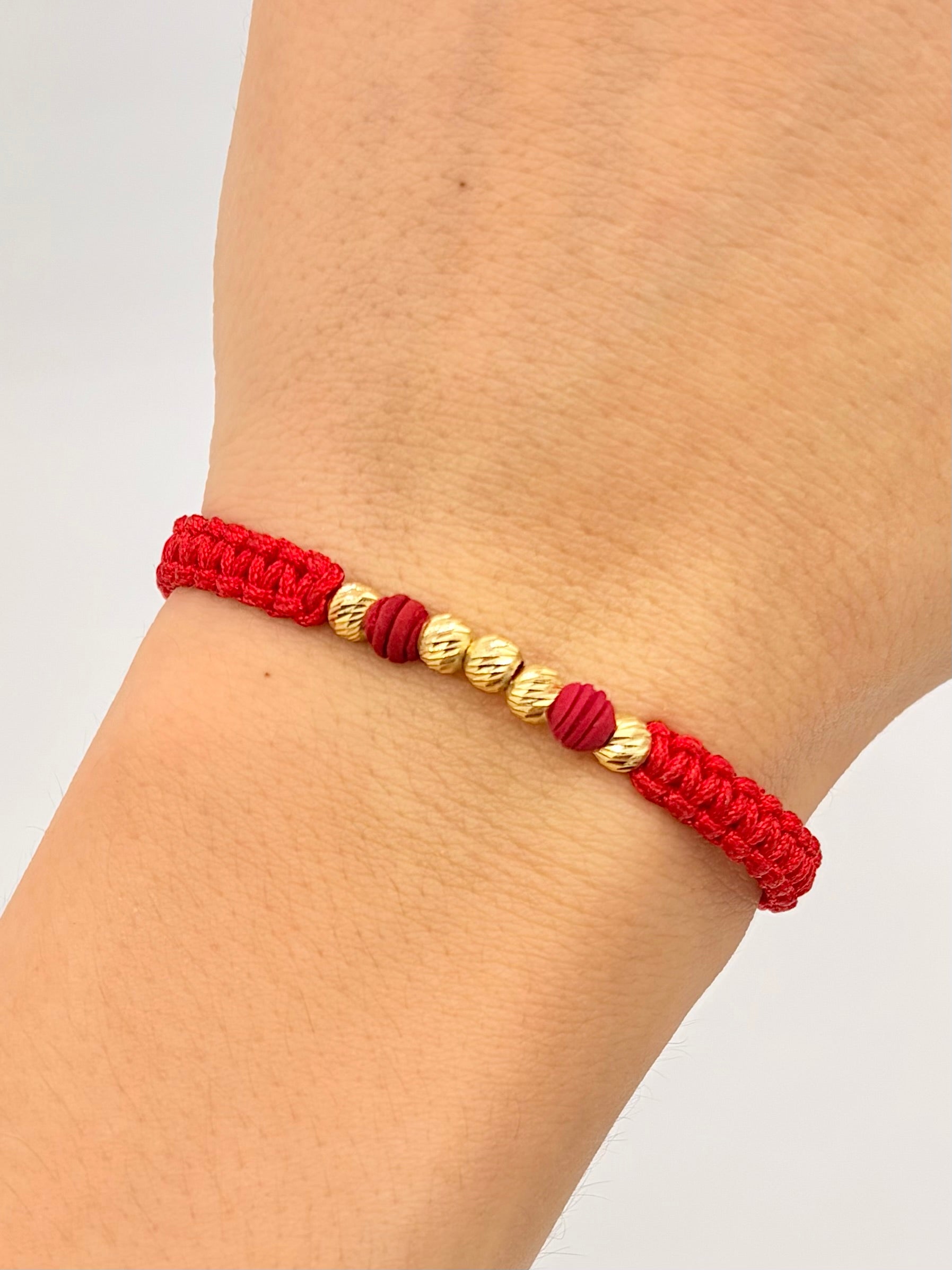 Pulsera tejida 5BD #4 balines neopreno rojos hilo rojo Oro amarillo 18k 0,35 Gr