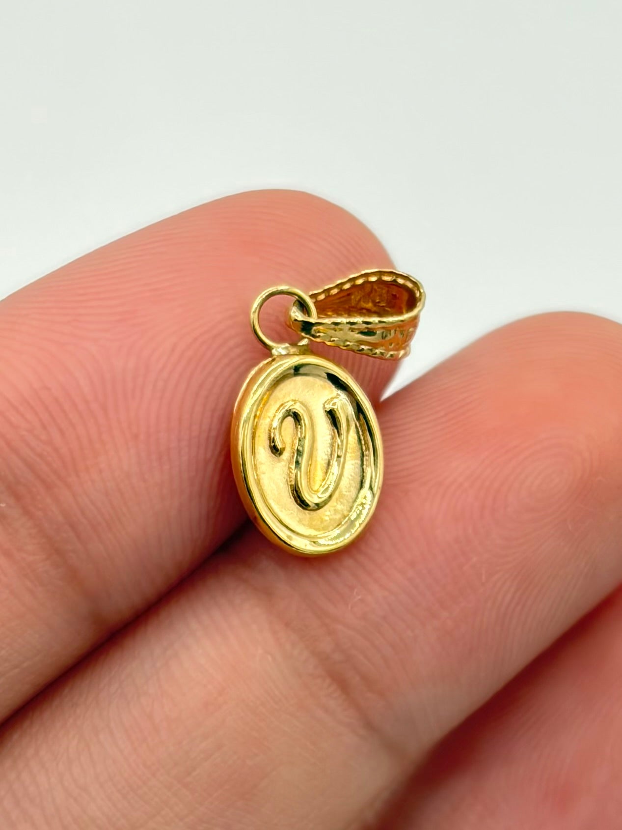 Dije Inicial cursiva V Oro amarillo 18k 0,41 Gr / 0,7 mm