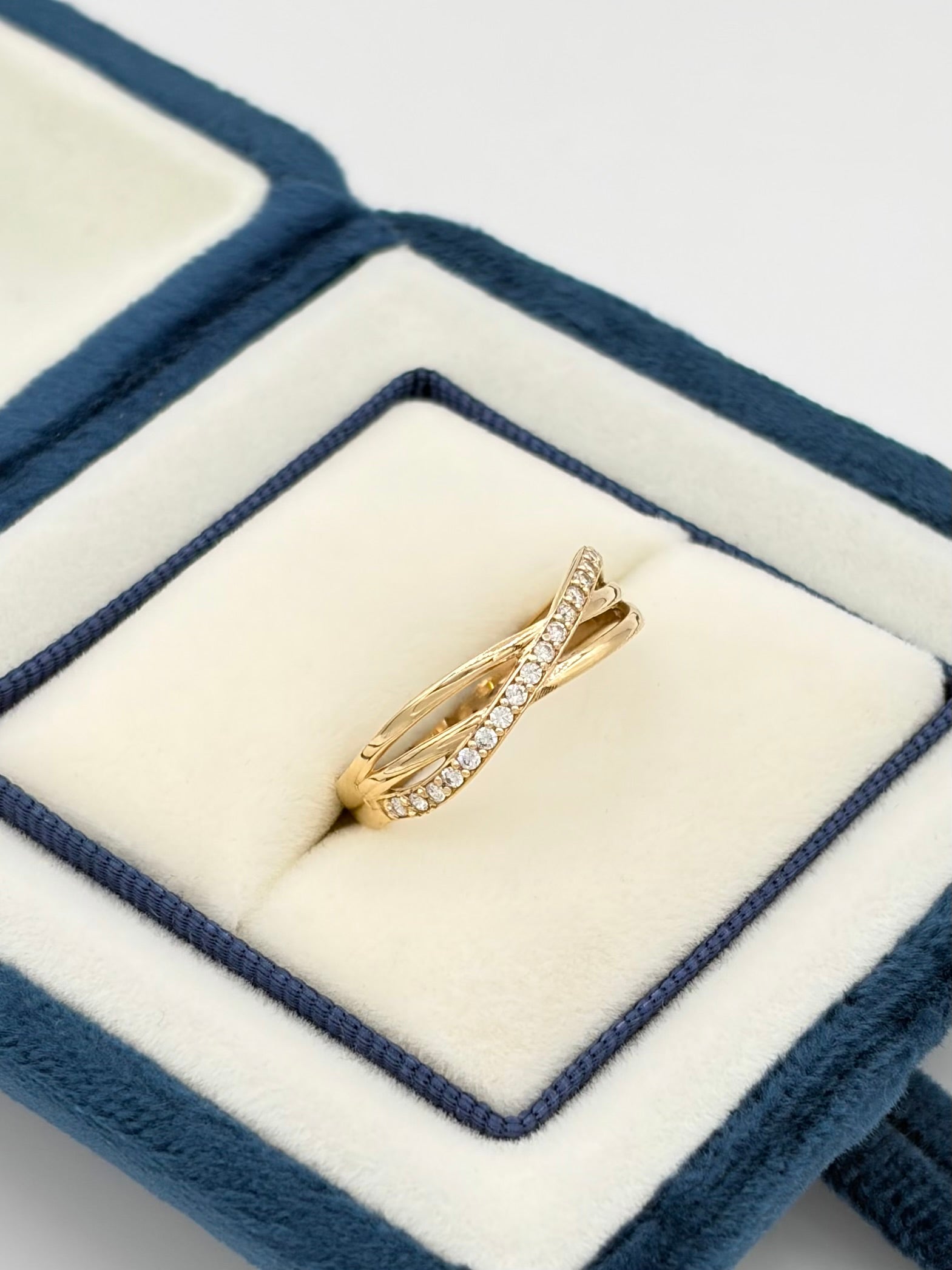 Anillo argolla circones cruzado Oro amarillo 18k / Talla 8 / 1,85 Gr