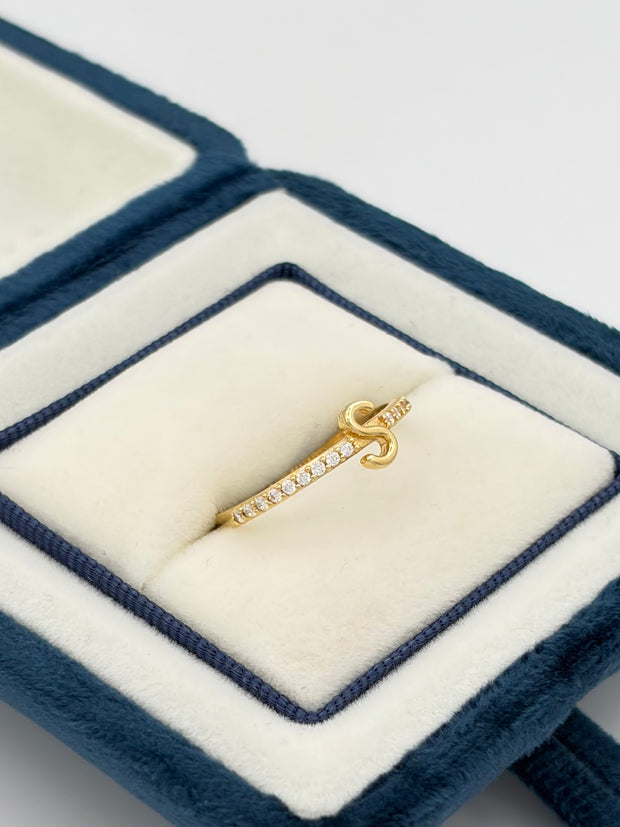 Anillo inicial S con circones blancos  Oro amarillo 18k / Talla 7/2 / 1,57 Gr