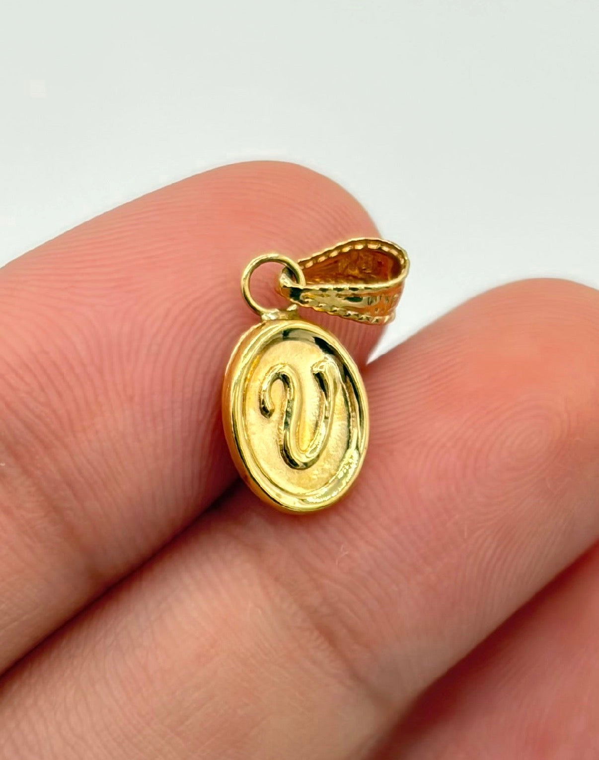 Dije Inicial cursiva V Oro amarillo 18k 0,49 Gr / 1 Cm