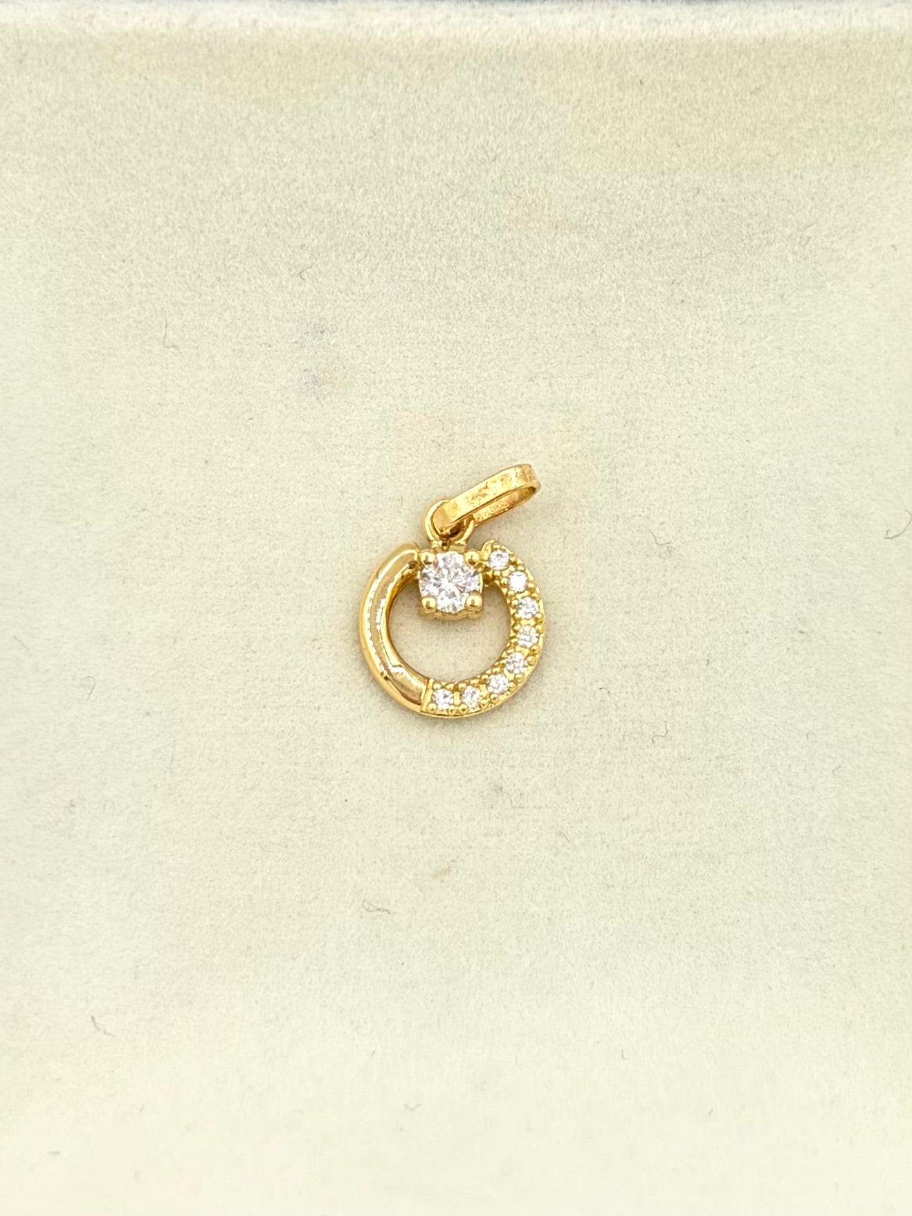 Dije silueta circulo circones blancos Oro amarillo 18k 0,86 Gr / 8,0 mm / 1,8 Cm