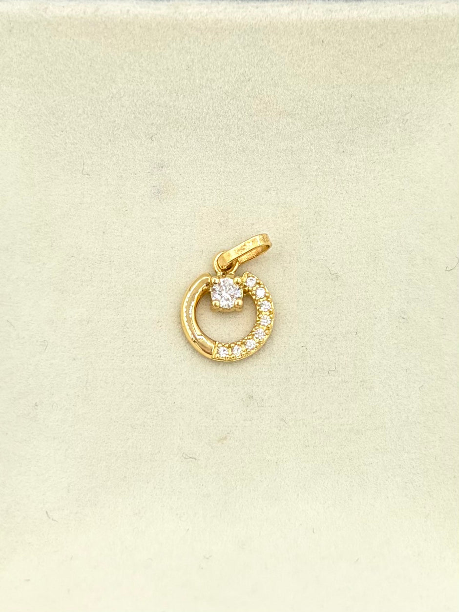 Dije silueta circulo circones blancos Oro amarillo 18k 0,86 Gr / 8,0 mm / 1,8 Cm