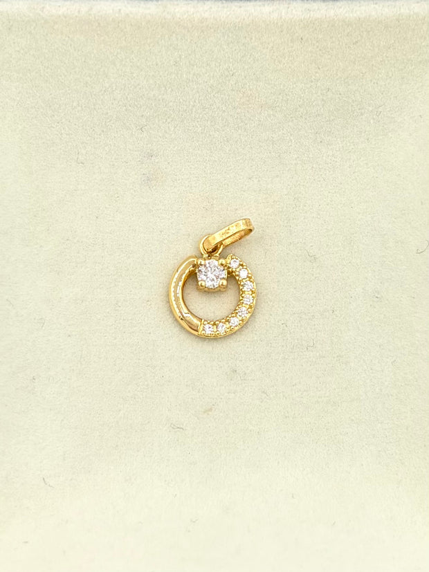 Dije silueta circulo circones blancos Oro amarillo 18k 0,86 Gr / 8,0 mm / 1,8 Cm