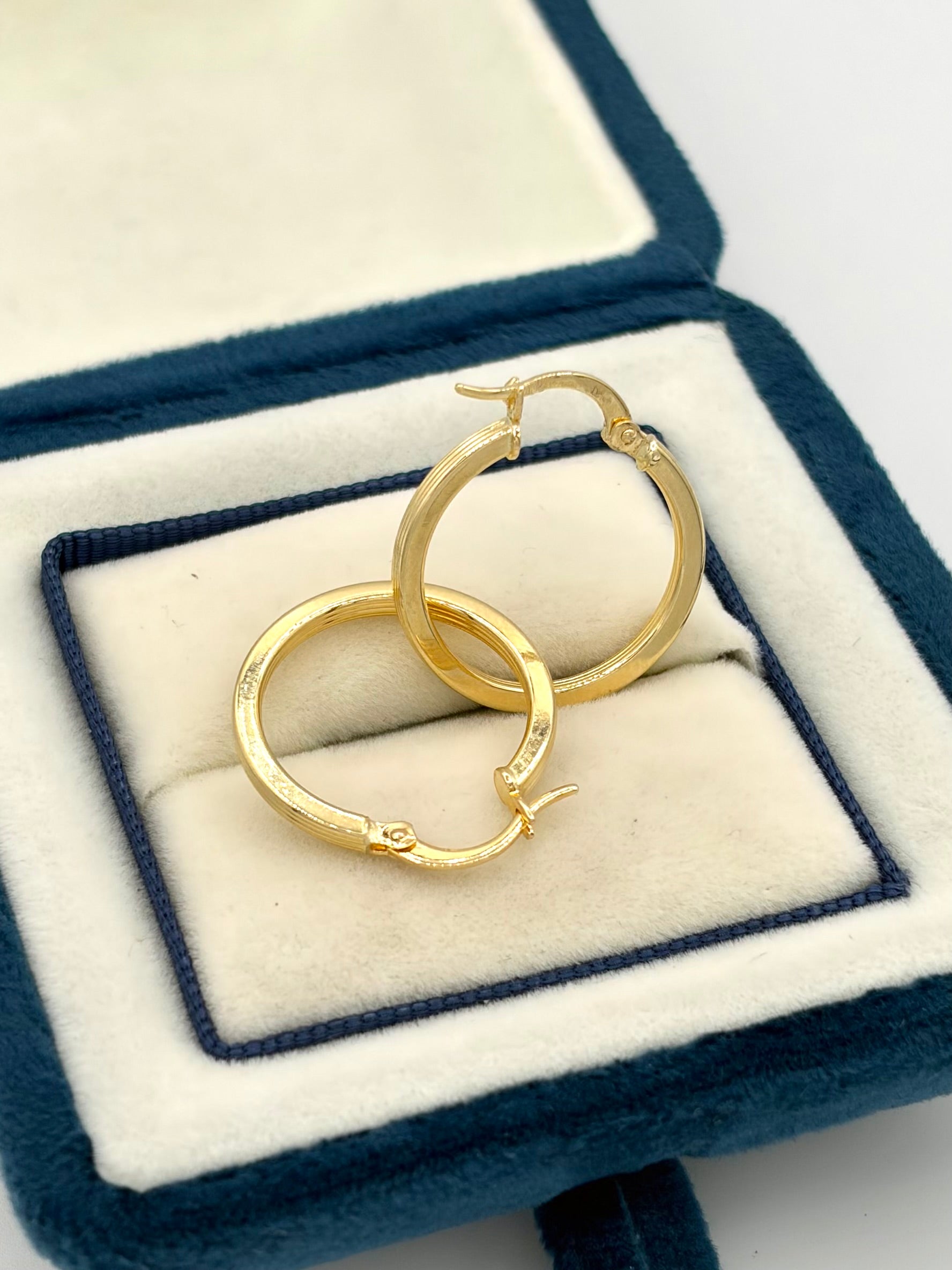 Candonga cuadrada lisa Oro amarillo 18k 1,68 Gr / 2,1 Cm