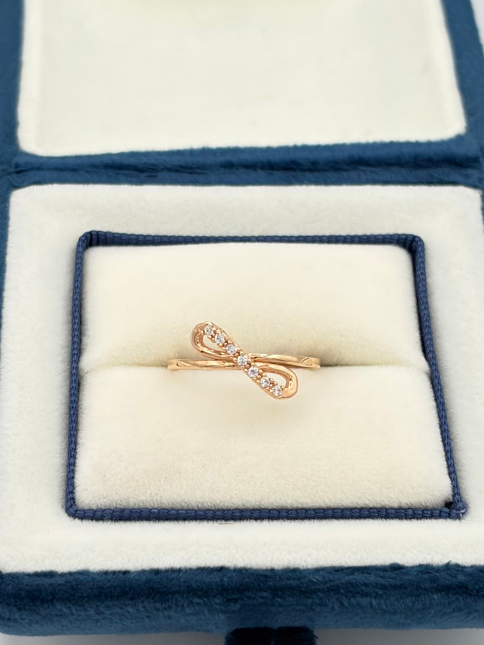 Anillo Infinito circones  Oro rosa 18k / Talla 6 / 1,28 Gr