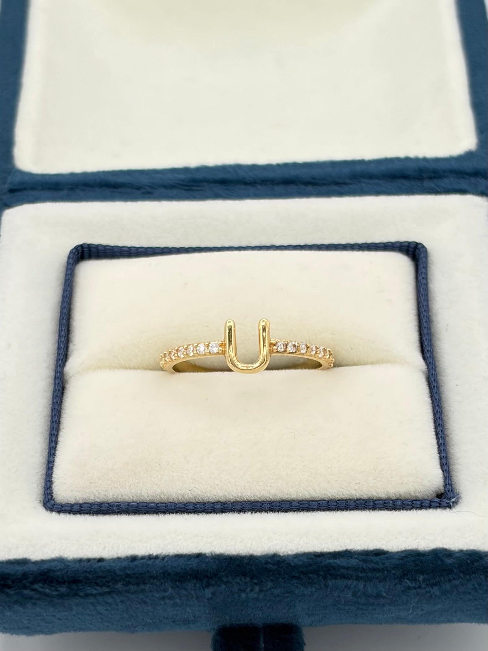 Anillo Inicial U con circones blancos  Oro amarillo 18k / Talla 6/2 / 1,42 Gr