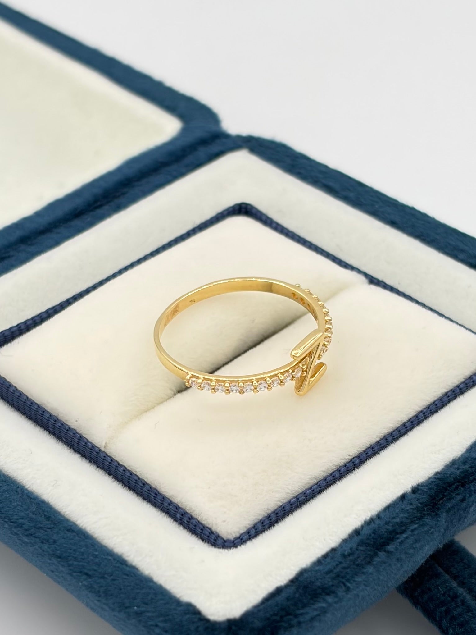 Anillo inicial Z con circones blancos Oro amarillo 18k / Talla 7/2 / 1,54 Gr