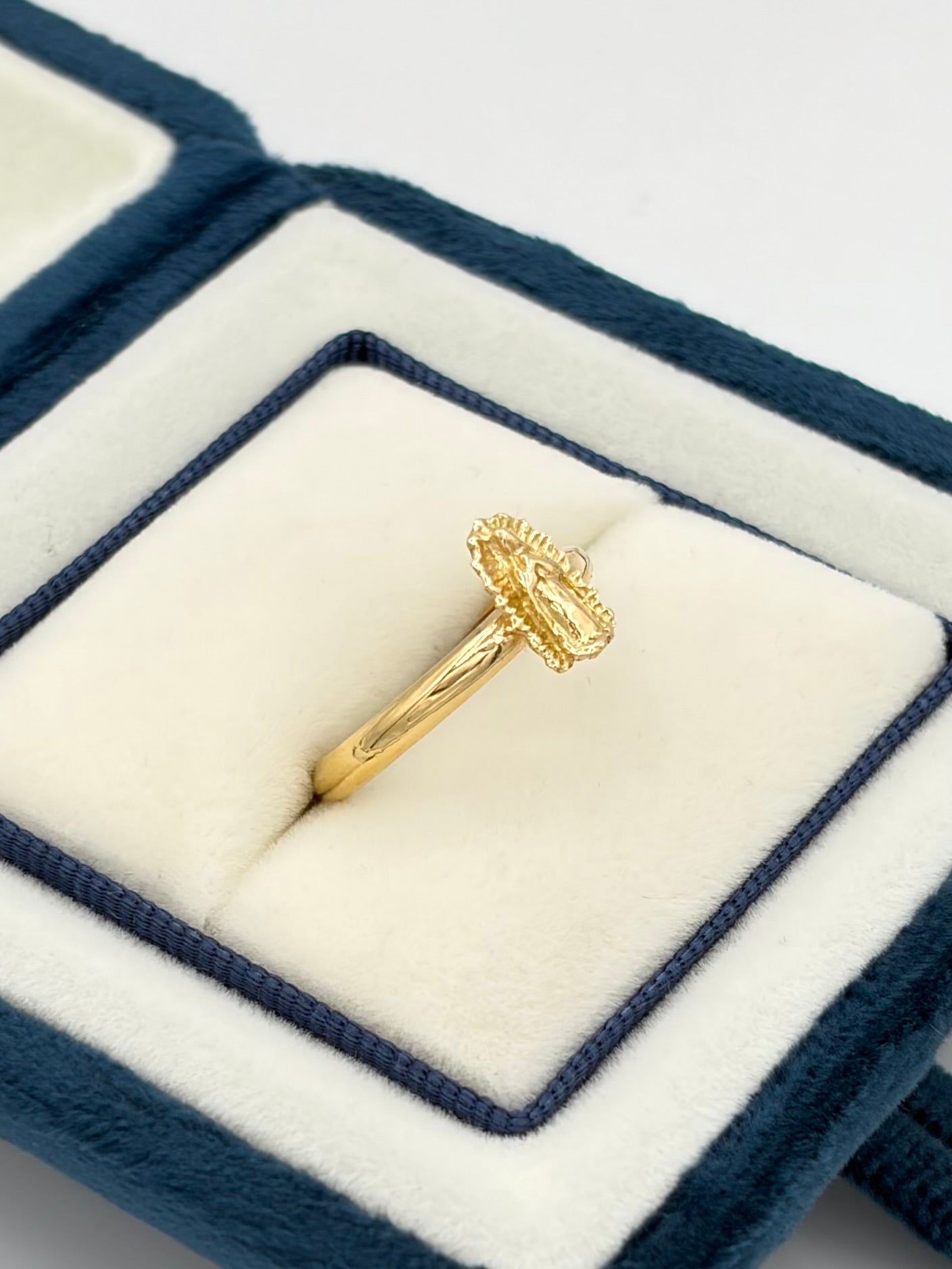 Anillo Virgen de guadalupe Oro amarillo 18k / Talla 7 / 1,11 Gr