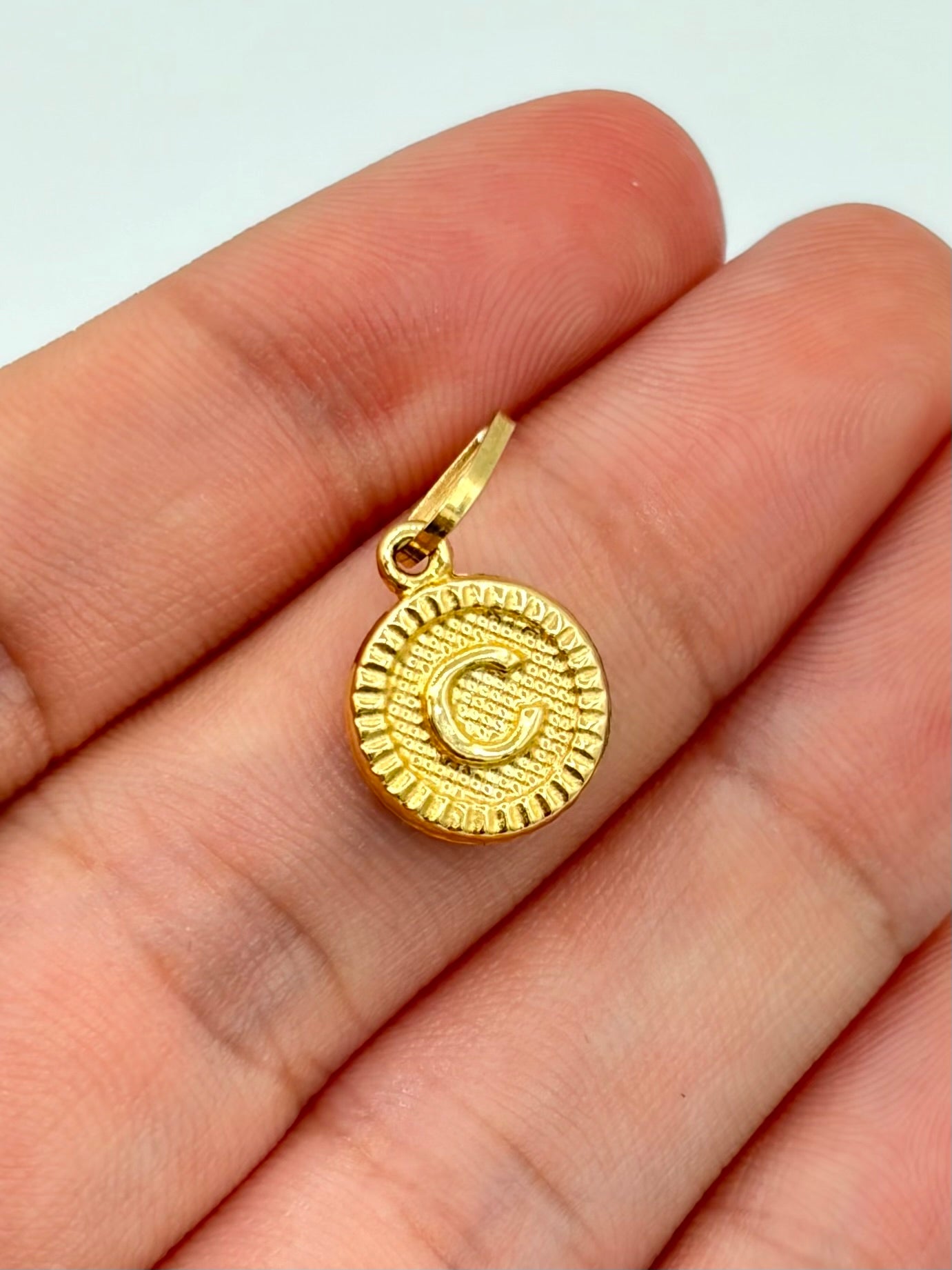 Dije Inicial C Oro amarillo 18k 0,62 Gr / 1 Cm