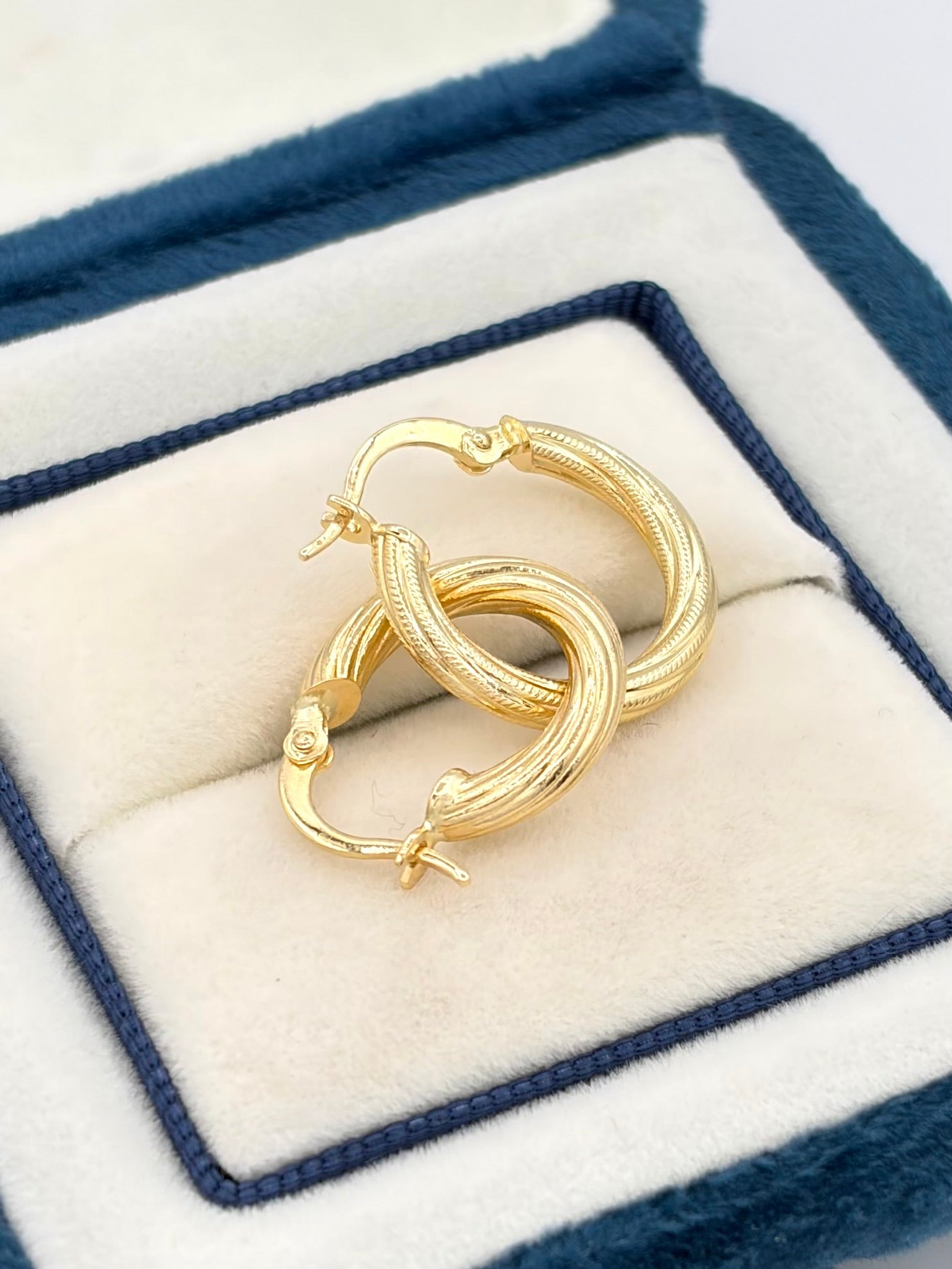 Candonga Semi Entorchadas  Oro amarillo 18k 1,72 Gr / 1,5 Cm