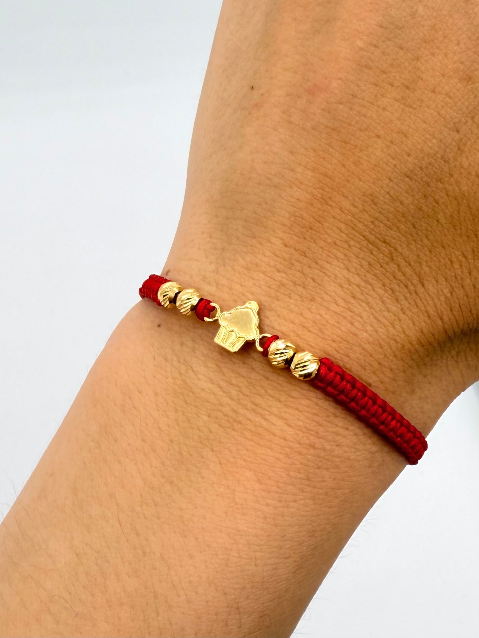 Pulsera tejida herraje cupcake 4BD #4 hilo rojo Oro amarillo 18k 0,25 Gr
