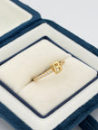 Anillo Inicial B con circones blancos  Oro amarillo 18k / Talla 7 / 1,69 Gr