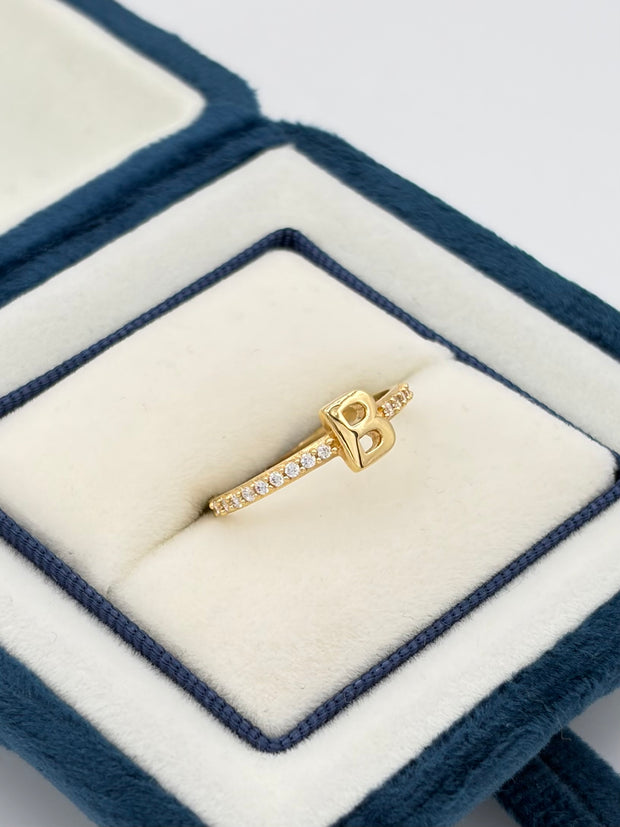 Anillo Inicial B con circones blancos  Oro amarillo 18k / Talla 7 / 1,69 Gr