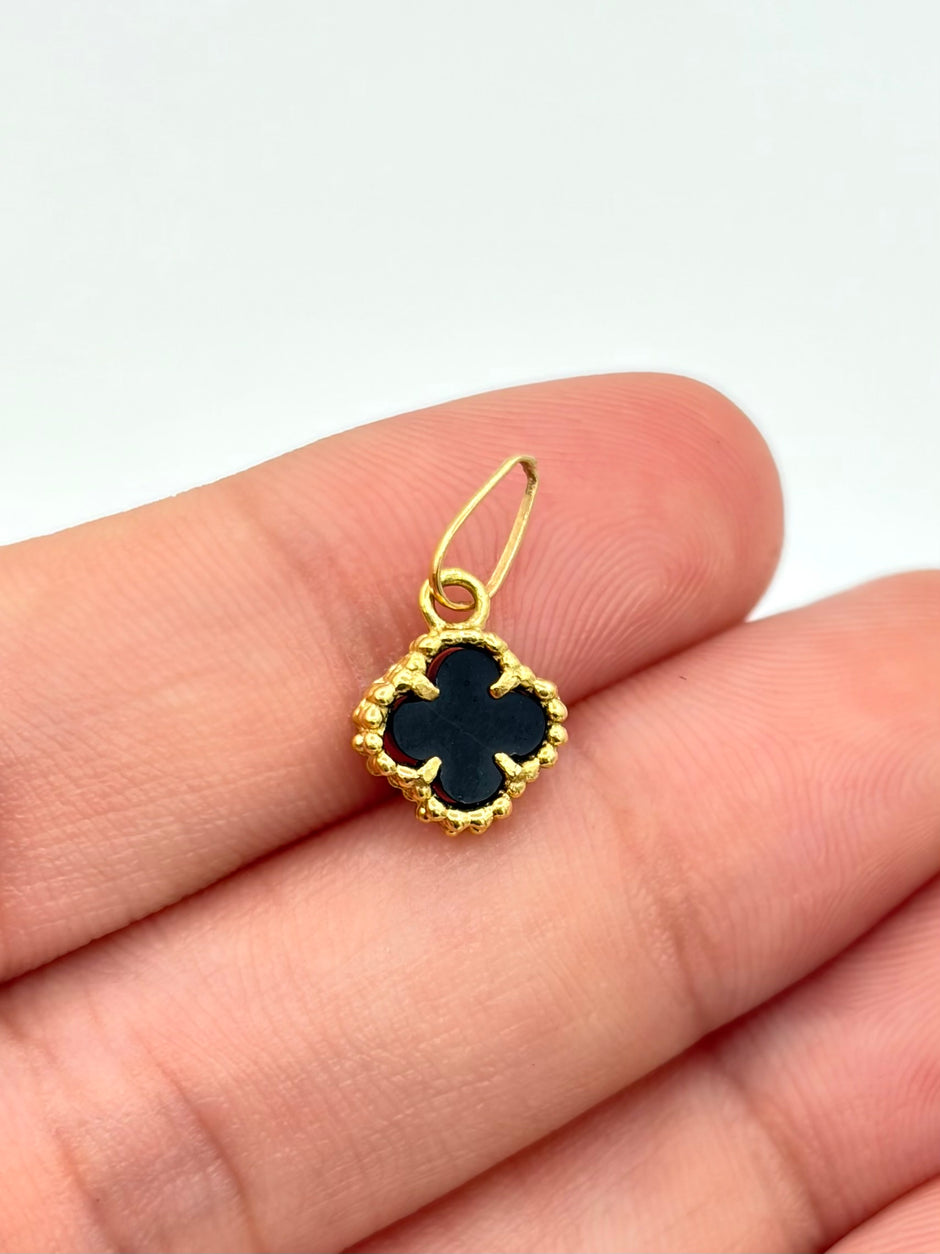 Dije Trebol mini negro Oro amarillo 18k 0,80 Gr / 1 Cm