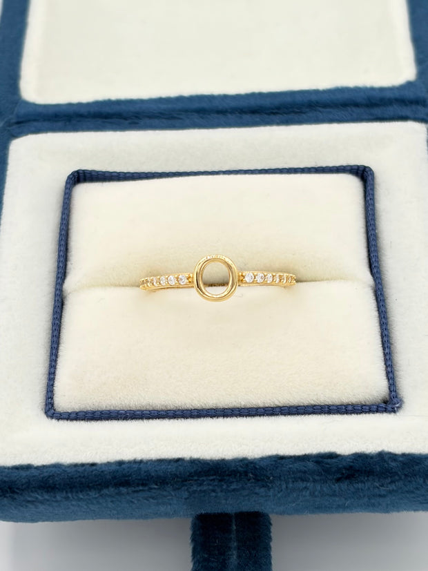 Anillo Inicial O con circones blancos  Oro amarillo 18k / Talla 7 / 1,46 Gr