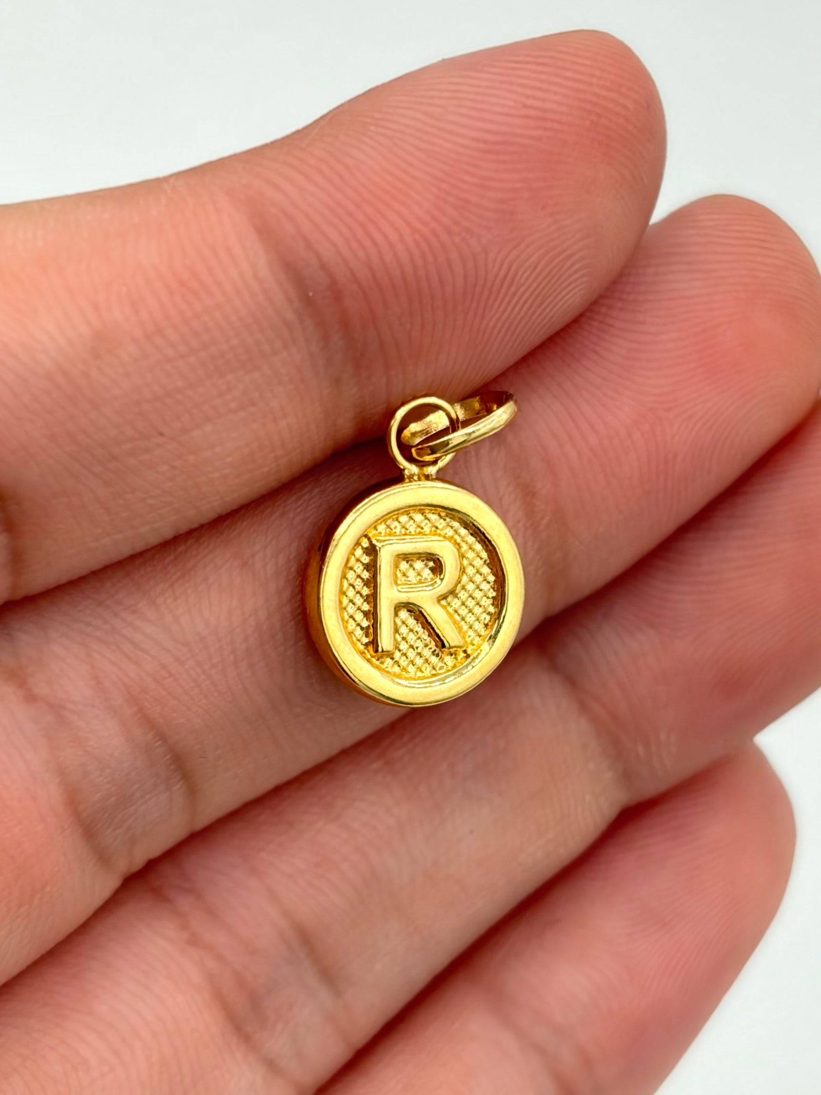 Dije Inicial R  Oro amarillo 18k 0,56 Gr / 1 Cm