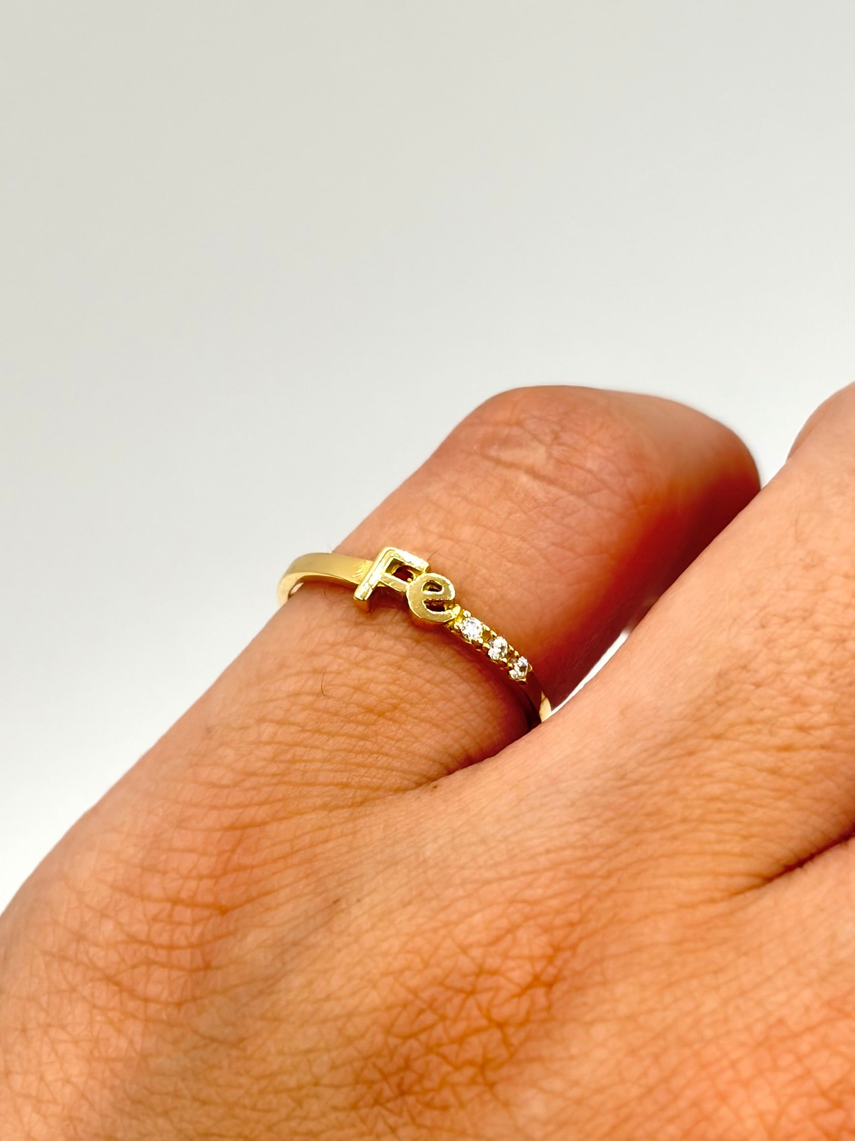 Anillo Fe circones de lado  Oro amarillo 18k / Talla 4/2 / 1,09 Gr