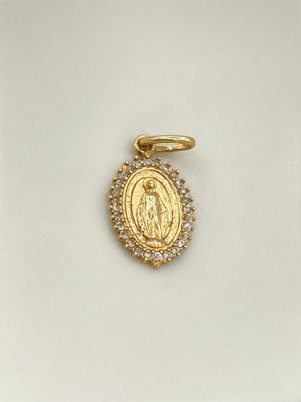 Dije virgen de guadalupe circones blancos  Oro amarillo 18k 1,74 Gr / 2,5 Cm