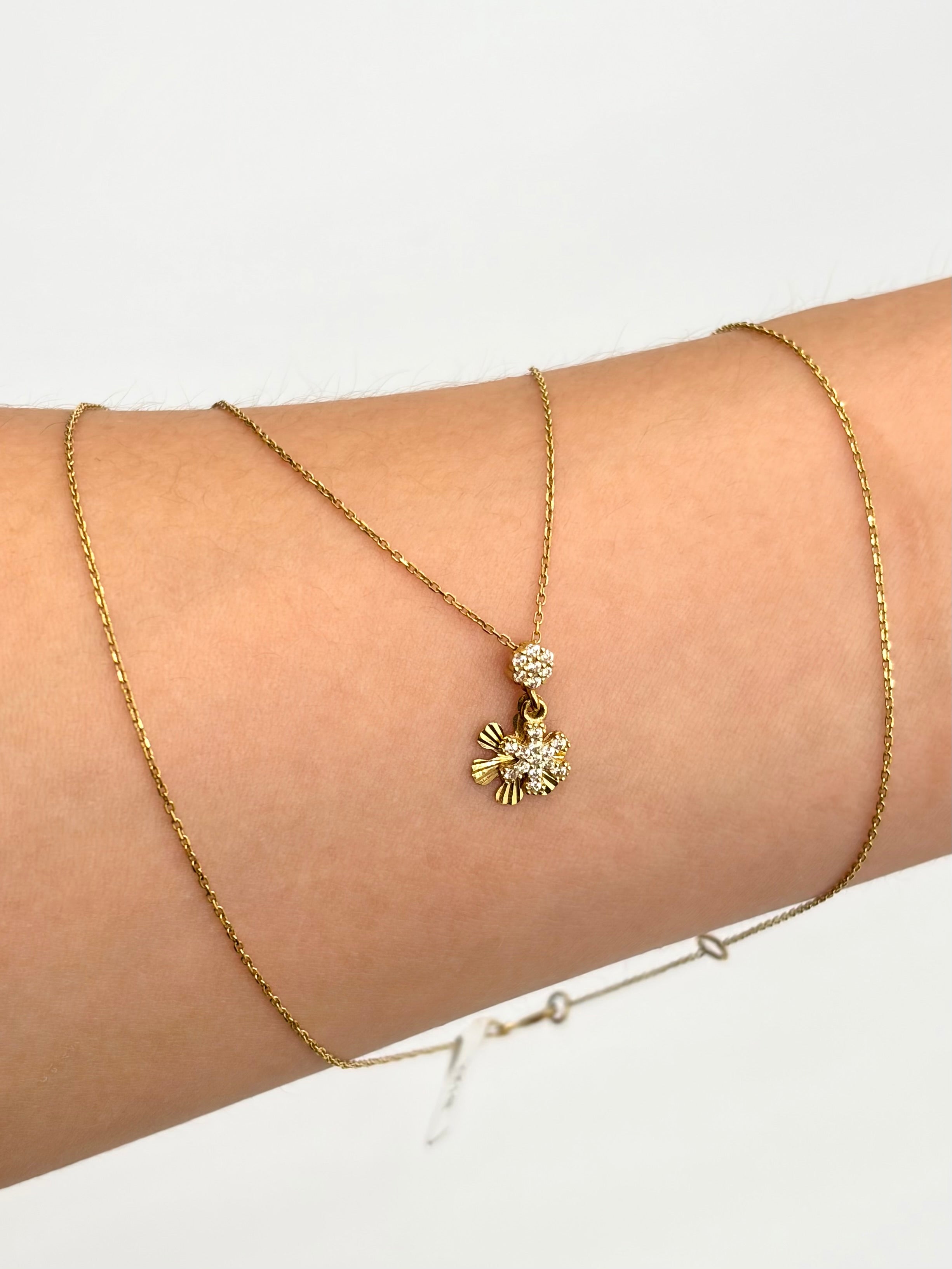 Cadena It Aro seguido con dije flor casnting Oro amarillo 18k 2,0 Gr / 0,55 mm / 50 Cm