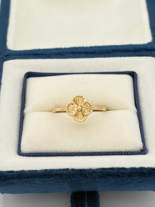 Anillo Trebol dorado diamantado  Oro amarillo 18k / Talla 7/2 / 1,79 Gr