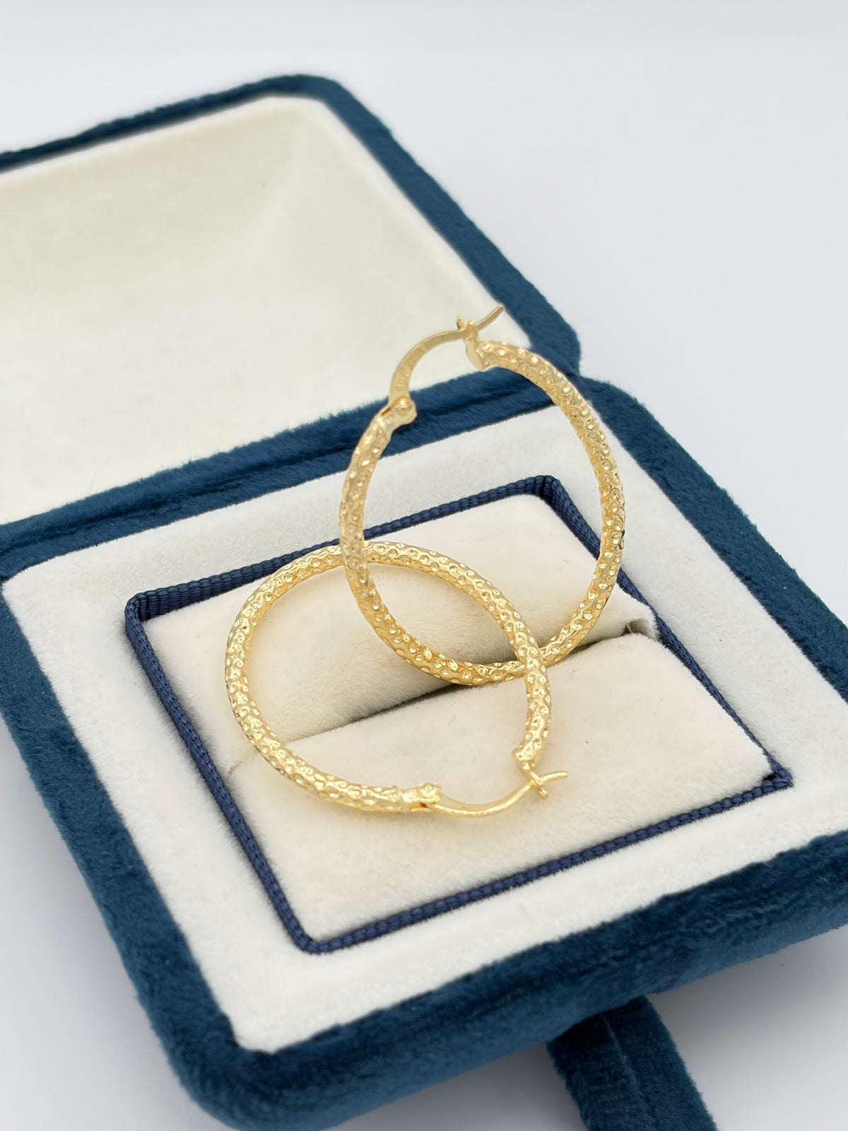Candonga ovaladas punteadas Oro amarillo 18k 2,08 Gr / 2,6 Cm